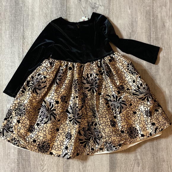 Perfect for twirling ! Velvet too and tiling underneath skirt - Picture 3 of 5